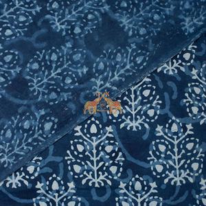 Tela de Algodón con Estampado Índigo Tradicional Hecho a Mano con Técnica de Resistencia al Barro para Confección de Ropa - Product Image 6