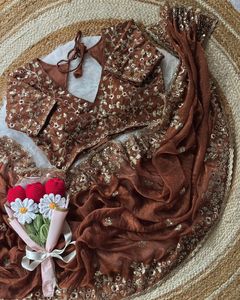 Tissu en soie de chiffon lourd et doux avec travail de zari et de sequins sur le pallu, bordure en travail de découpe sur les saris - Product Image 4