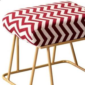 Tabouret Art Déco en velours avec base en métal plaqué or, élégant repose-pieds ottoman pour mariages, Pâques, Diwali et autres festivités - Product Image 3