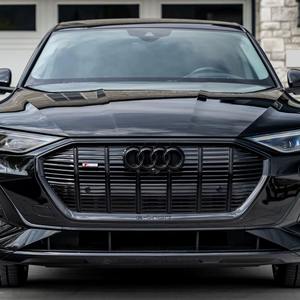 Audi E-Tron 2022 d'occasion, très bien équipée, berline traction avant, boîte automatique, cuir clair, jantes R17, régulateur de vitesse adaptatif (ACC), toit ouvrant, 11 800 km - Product Image 1