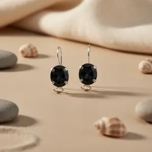 Boucles d'oreilles pendantes pour femme en argent 925 avec cristal noir taille ovale, sertissage griffe minimaliste, pour usage quotidien, marque A, fabriquées au Rajasthan - Product Image 1