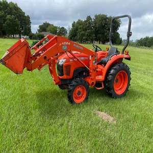 Tractor Agrícola Compacto Kubota L3302HST 4x4 con Resistencia y Comodidad, Componentes Clave Incluyen Bomba, Motor y Rodamientos - Product Image 4
