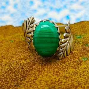 Nouvelle Collection 925 Sterling Silver Design à la mode Forme ovale Cabochon Bague en pierre verte Pierre précieuse de malachite naturelle pour la fête - Product Image 1