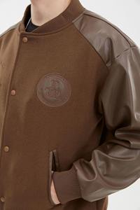 Veste de baseball universitaire de haute qualité Streetwear avec logo personnalisé de conception OEM couleur marron chocolat broderie Écusson de travail - Product Image 4