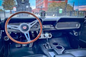 Ford Mustang Fastback d'occasion de 1965 en excellent état, prêt à être expédié - Product Image 2