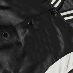 Blouson universitaire en polyester pour homme, personnalisé, avec fermeture boutonnée et logo frontal, idéal pour l'hiver et les tenues d'équipe – Vente en gros - Product Image 5