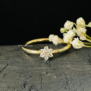 Anillo minimalista de flor delicada de diamante natural de oro macizo de 14K. - Product Image 3