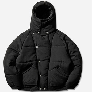 Veste matelassée courte pour femmes tendance et moderne avec tissu tissé respirant, construction coupe-vent et isolée - Product Image 1