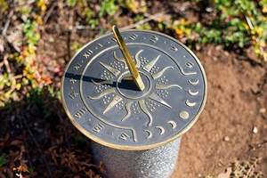 Reloj de Sol de Jardín Sunward de Latón Pulido de 8.5 Pulgadas de Diámetro, Reloj de Sol Decorativo para el Hogar con Estilo Náutico, Material Metálico - Product Image 3