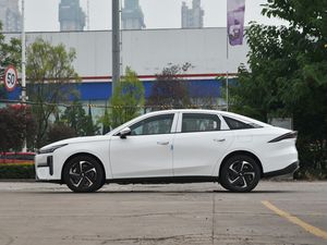Voiture électrique hybride de luxe haute performance d'occasion, modèle 2025, berline rapide avec une autonomie de 201-300 km et une batterie de 50-70 kWh - Product Image 2
