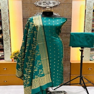 Costume sur mesure choli Magenta Banarasi soie non cousue avec or Zari tissé Dupatta en couleur verte. Idéal pour les mariages - Product Image 1