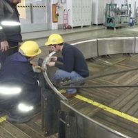Grand anneau de turbine en acier et composants usinés sur mesure pour l'hydroélectrique avec usinage CNC