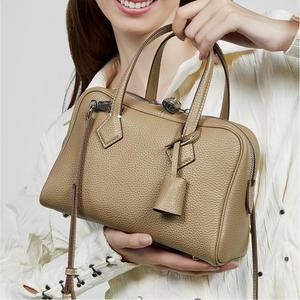 Sac bowling en cuir grainé de luxe discret, avec coutures artisanales exquises, sac à main <span class=keywords><strong>Boston</strong></span> pour femme, sacs fourre-tout rétro avec clochette - Product Image 1