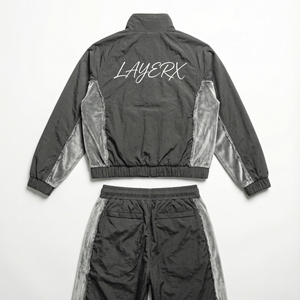 Conjunto Deportivo de Dos Piezas para Mujer, Chaqueta Cortavientos con Capucha y Estampado, Pantalones Anchos de Nylon, Ropa Urbana, Personalizable al por Mayor - Product Image 3