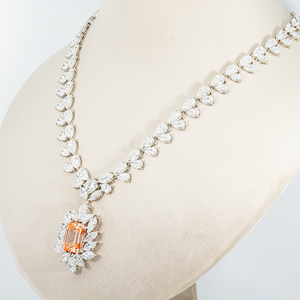 Collier Goutte de Déesse en Or Blanc 14K avec Émeraude Rose Vif Fantaisie de 10,00 Carats, Certifiée IGI, Clarté VS1, Cultivée en Laboratoire - Product Image 3