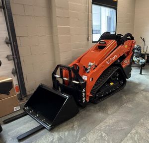 ราคาโรงงาน รถตักล้อยางขนาดเล็ก KUBOTA SCL1000 เครื่องยนต์ Kubota รับน้ำหนักได้ 4 ตัน กำลัง 70 กิโลวัตต์ ระบบไฮดรอลิก HYDAC คุณภาพสูง - Product Image 6