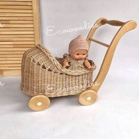 Poussette pour bébé en rotin vintage faite à la main avec panier de rangement, poupées en osier et jouet pour la décoration de la chambre des enfants