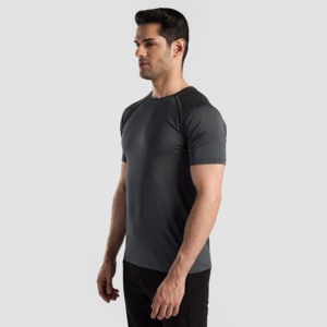 เสื้อยืด GA Performance สีเทา ผลิตจากโพลีเอสเตอร์ 100% น้ำหนัก 240 กรัม ผ้าถักทรงเข้ารูป น้ำหนักเบา พิมพ์ลายซิลค์สกรีน เหมาะสำหรับออกกำลังกาย - Product Image 3