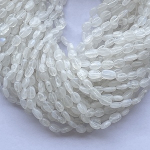 Perles de pierres précieuses ovales lisses en pierre de lune arc-en-ciel blanche naturelle de 6 mm, 8 mm, 10 mm, certifiées IGI pour la fabrication de bijoux - Product Image 4