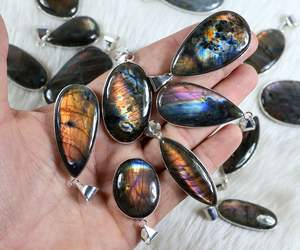 จี้อัญมณีลาบราดอไรต์สีม่วงหลายชิ้นสร้อยคอลาบราดอไรต์สีม่วงขายส่งสำหรับขายปลีก - Product Image 4