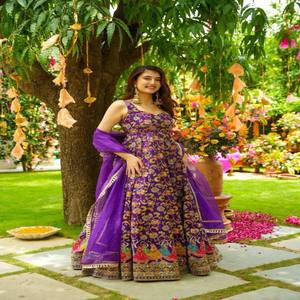 Vestido Anarkali de Seda Organza con Estampado Digital VASTRA COTTAGE, con Falda Amplia y Elegante Dupatta de Organza con Borde de Encaje de Diseñador - Product Image 1