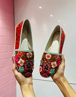 Sandale indienne de conception moderne fabriquée à la main pour les femmes pour la fête et l'usure quotidienne disponible à un prix abordable de l'Inde