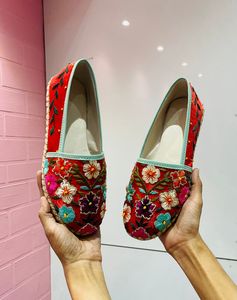 Sandale indienne de conception moderne fabriquée à la main pour les femmes pour la fête et l'usure quotidienne disponible à un prix abordable de l'Inde - Product Image 1