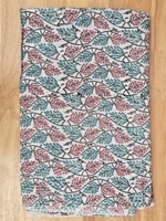 Ce magnifique tissu en coton blanc imprimé à la main présente un charmant motif de branche de vigne avec des détails délicats en rose et vert menthe.
