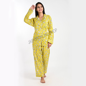 Conjunto de pijama de algodón, transpirable y ligero, para un descanso - Product Image 1