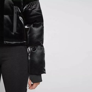 Manteau d'hiver noir à capuche amovible pour femmes, brillant, de luxe, logo personnalisé OEM, veste matelassée en velours courte pour femmes, 2026 - Product Image 6