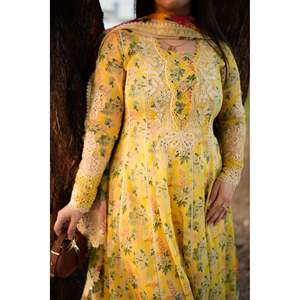 Conjunto de traje ANEELAS de 3 piezas para mujer con vestido estampado de seda, dupatta de seda estampada y pantalón teñido BIC-038 - Product Image 5