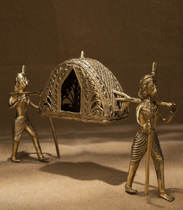 Chevaux en laiton patiné foncé. Finition dynamique et texturée. Disponible aux prix de gros - Product Image 2