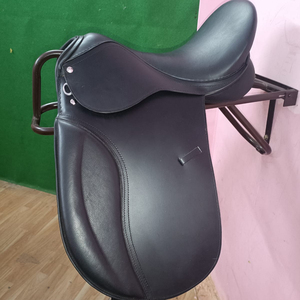 อานม้าแบบพกพาสำหรับขี่ม้าแบบกระโดดและเดรสสาจ  ออกแบบและสกรีนโลโก้ได้  สีน้ำตาลและดำ - Product Image 1