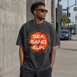 เสื้อยืดโอเวอร์ไซส์สีดำลายพิมพ์ตัวอักษร Sea Sand Sun สำหรับผู้ชาย แขนสั้น คอโอ ผ้าฝ้าย ล้างสีแบบ Stone Wash - Product Image 1