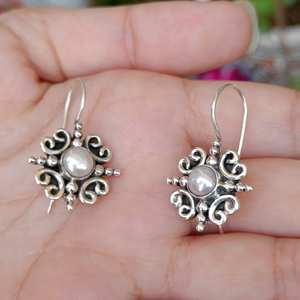 Pendientes Colgantes de Perlas de Agua Dulce Plateadas Hechos a Mano con Diseño Floral, Joyería de Perlas, Regalo Nupcial para Ella - Product Image 4