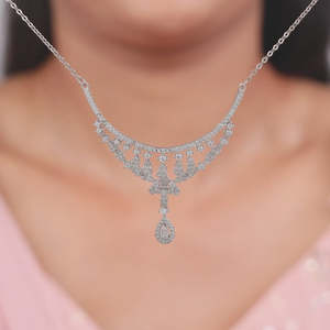 Collar de Lujo con Diamantes Plateados, Estilo Casual/Deportivo, Joyería Fina Contemporánea y Elegante para Mujer, Ideal para Aniversario o Boda - Product Image 1