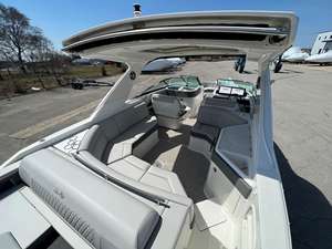 Barco de Pesca Usado Sea Ray SLX 310 2025 con Motor Interior, Lanchas de Lujo, Deportivas, de Ocio, Familiares, de Aventura, Barcos Marinos Duraderos en Venta - Product Image 3