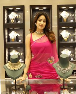 Sari de Georgette estilo Bollywood más hermoso de la India para damas Trabajo de bordado de secuencia pesada Último vestido de diseño de ropa de fiesta - Product Image 2