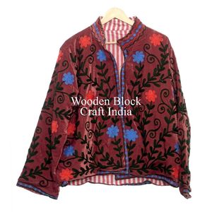 Veste d'hiver en velours brodée Suzani faite à la main, très tendance, veste courte Suzani pour femmes, taille unique, veste courte matelassée - Product Image 1