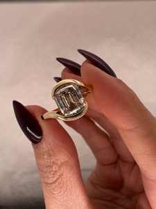 Anillo de Aniversario con Diamante Talla Esmeralda Personalizado, Oro Sólido de 14k, Pieza Escultural Unisex, Fabricante de Joyería Fina OEM/ODM - Product Image 2