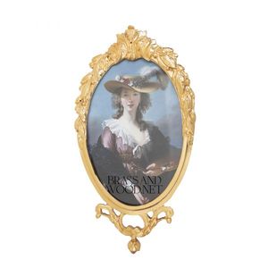 Marco ovalado de latón dorado antiguo con ilustraciones de retratos clásicos - Product Image 1