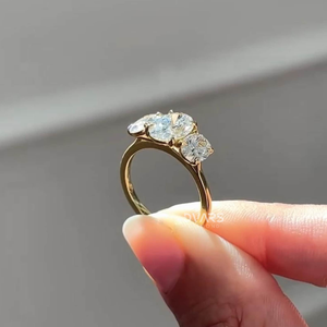 Élégante bague de fiançailles en diamant de laboratoire à trois pierres de taille ovale en or blanc, or rose et or jaune - Product Image 3