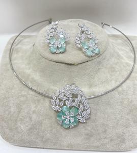 Ensemble de bijoux de luxe en cristal de fleurs ensemble de colliers élégants de feuilles et de fleurs tour de cou et boucles d'oreilles florales en argent brillant pour femmes - Product Image 5