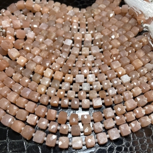 Cuentas con forma de caja facetada de piedra lunar melocotón, piedra preciosa cuadrada calibrada de 7-8MM, tienda de cuentas al por mayor - Product Image 1