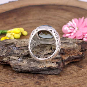Bague en argent sterling 92,5 style hip-hop avec pierre précieuse quartz fumé, plaqué rhodium, motif géométrique carré, finition invisible - Product Image 1