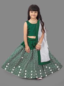ชุดเลเฮนกาโชลีผ้าซาตินสีเขียวสำหรับเด็กผู้หญิงจาก Shoryam Fashion Boutique พร้อมงานปักดาวสีขาวบนผ้าตาข่ายโปร่ง  ชุดสำหรับงานปาร์ตี้ ยาวคลุมเท้า - Product Image 2