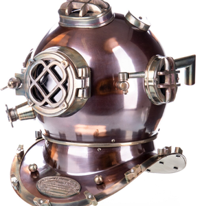 Casco de buceo con base de madera negra-Colección única de decoración del hogar Casco DE BUCEO ANTIGUO de gran calidad - Product Image 1