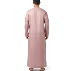 Kandura émirati raffiné pour homme, thobe traditionnel du Golfe, sans col, avec détail de pompons sur le devant, manches longues, en coton respirant et léger - Product Image 2