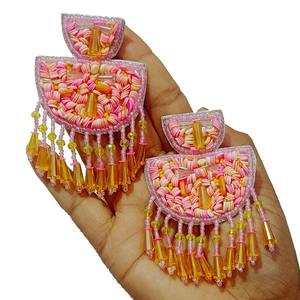 Pendientes de bordado con cuentas de tema de amor único para el Día de San Valentín-Pendiente de cuentas bordado a mano con diseño de corazón bordado - Product Image 4