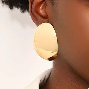 Orecchini a perno geometrici dorati scolpiti - Product Image 5